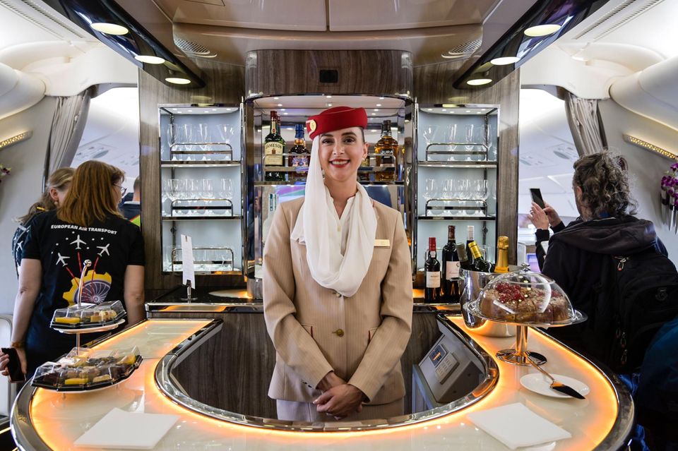 Flugbegleiterin, Bar in der Business-Klasse, Emirates Airbus A380