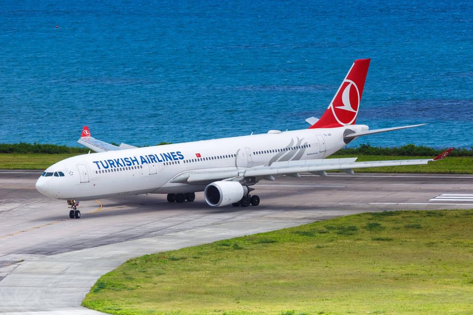 Ein Flugzeug von Turkish Airlines am Meer