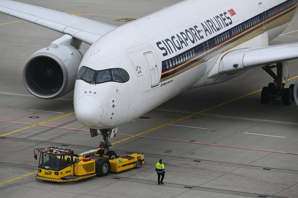 Eine Maschine von Singapore Airlines steht am Boden