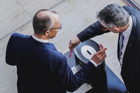 Der mögliche kommende Kanzler Friedrich Merz (CDU) bei der Abstimmung zum Schuldenpaket im Bundestag. Vom Paket haben zahlreiche Unternehmensaktien profitiert, vor allem Rüstungskonzerne wie Rheinmetall