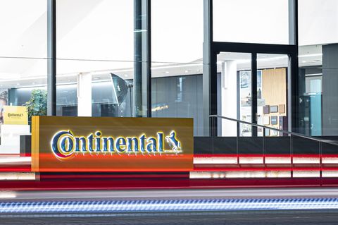 Das Logo der Continental AG leuchtet am Morgen vor der Unternehmenszentrale