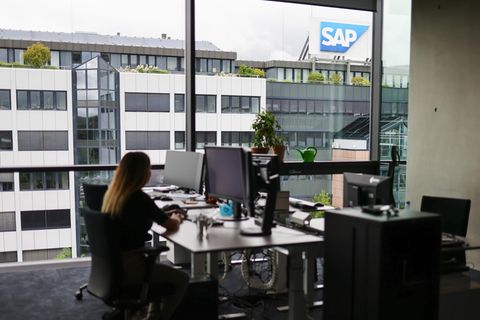 Eine SAP-Mitarbeiterin arbeitet an ihrem Schreibtisch