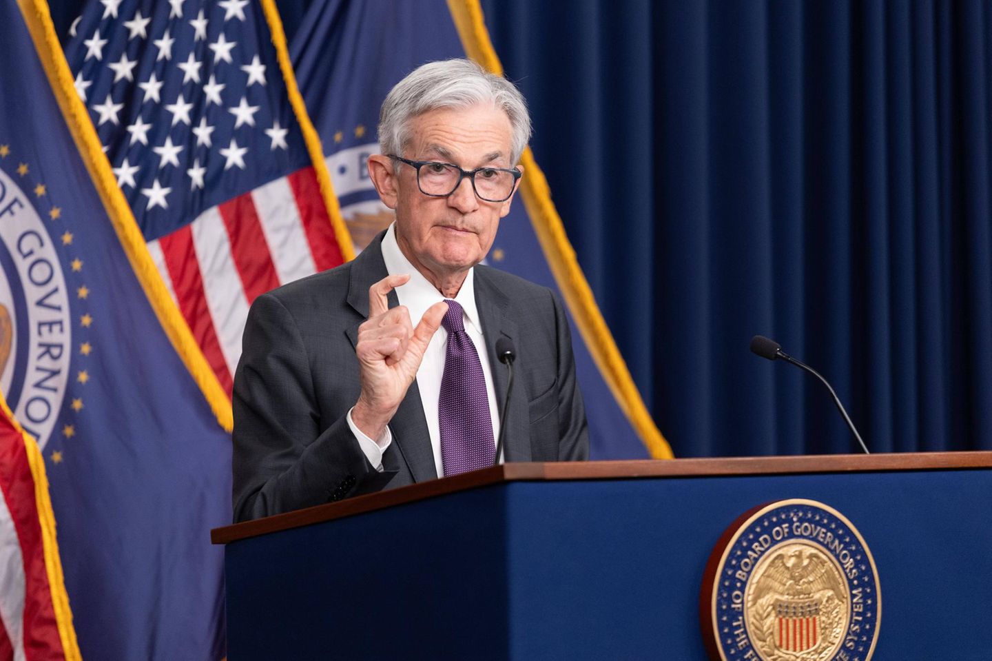 Fed-Chef Jerome Powell hält die Zinsen auf dem aktuellen Niveau – sieht aber zunächst keine größere Gefahr für die Inflation durch die Strafzölle von US-Präsident Trump