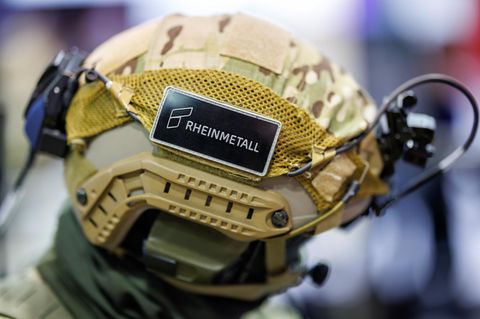 Das Logo und der Schriftzug des Rüstungskonzerns Rheinmetall ist auf einem Helm zu sehen