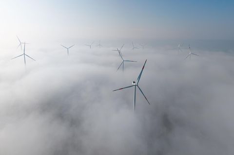 Windräder eines Windparks bei Trebbin in Brandenburg