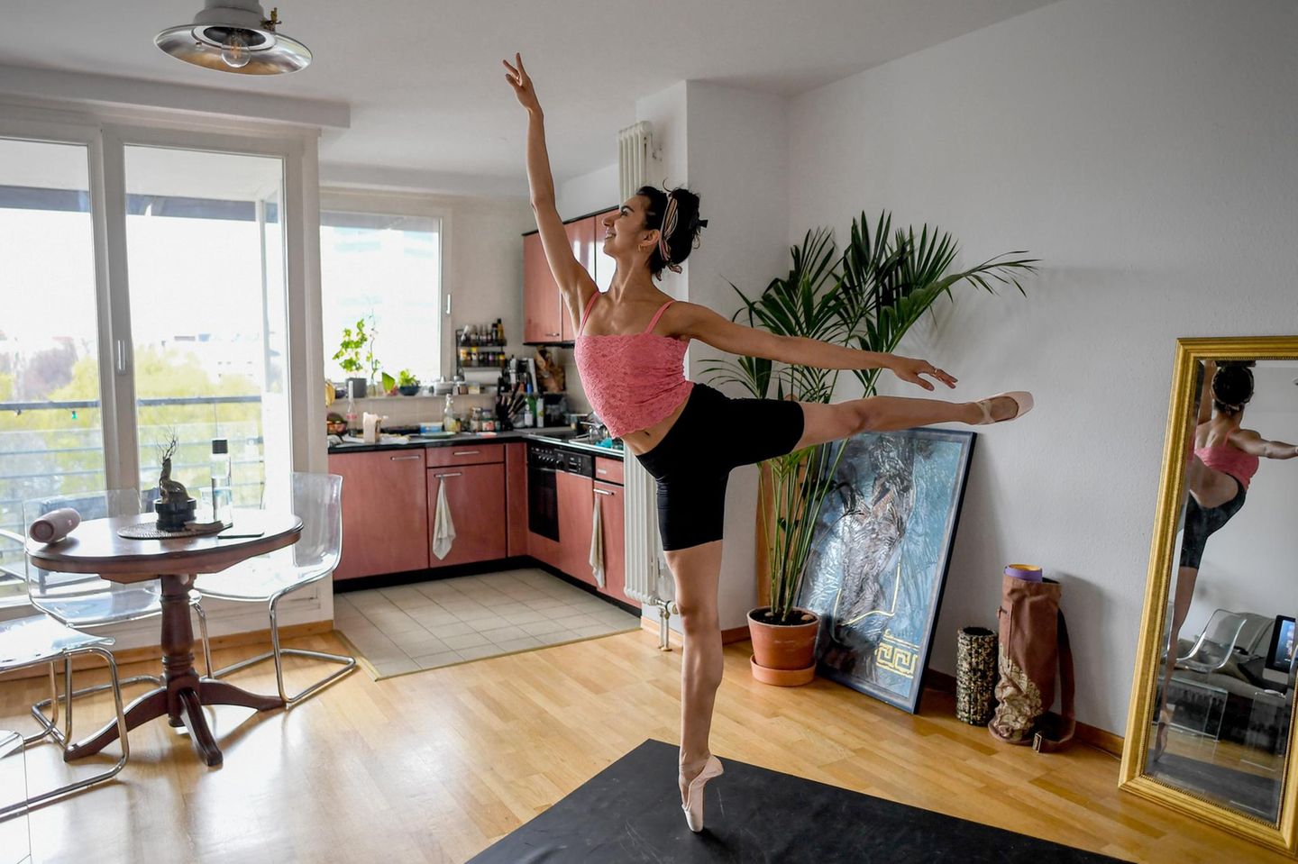 Eine Frau tanzt Ballett in ihrer Einzimmerwohnung in Berlin