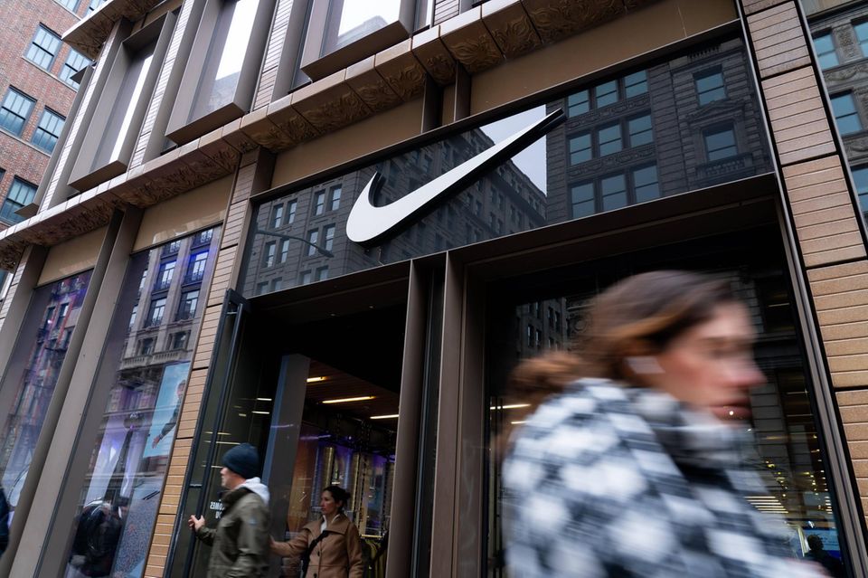Nike-Logo an einem Geschäft in New York