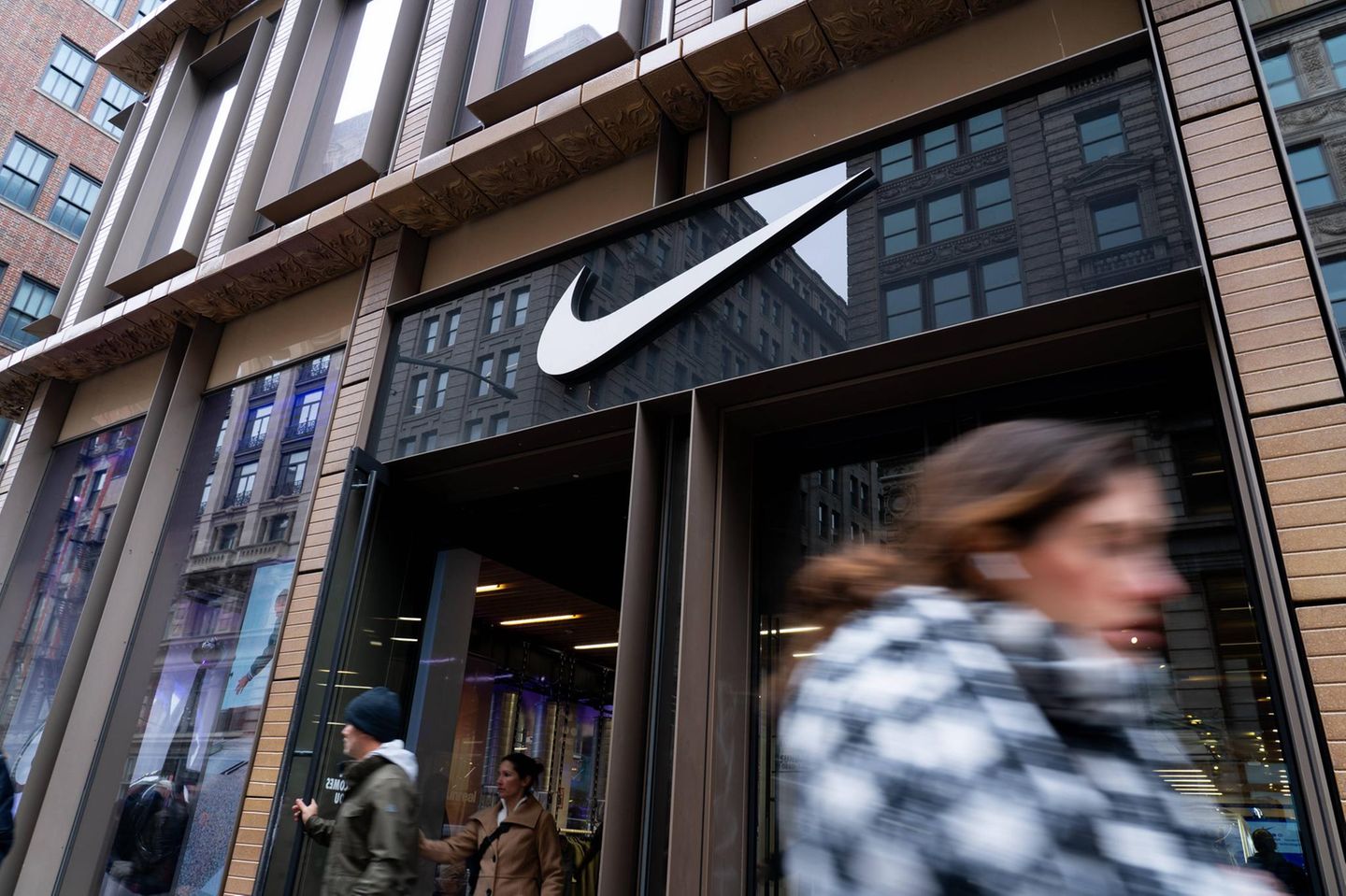 Nike-Logo an einem Geschäft in New York