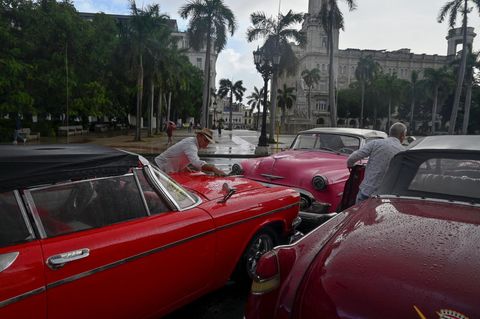 Oldtimer und Chauffeure warten auf Touristen