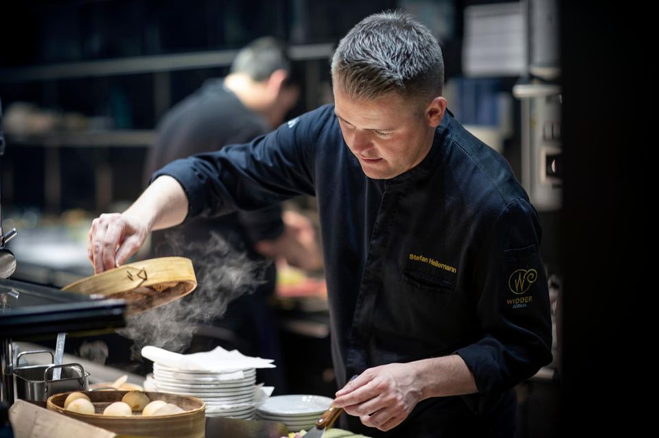 Regionale Zutaten und unbändige Kreativität zeichnen das „Widder Restaurant“ unter Chefkoch Stefan Heilemann aus
