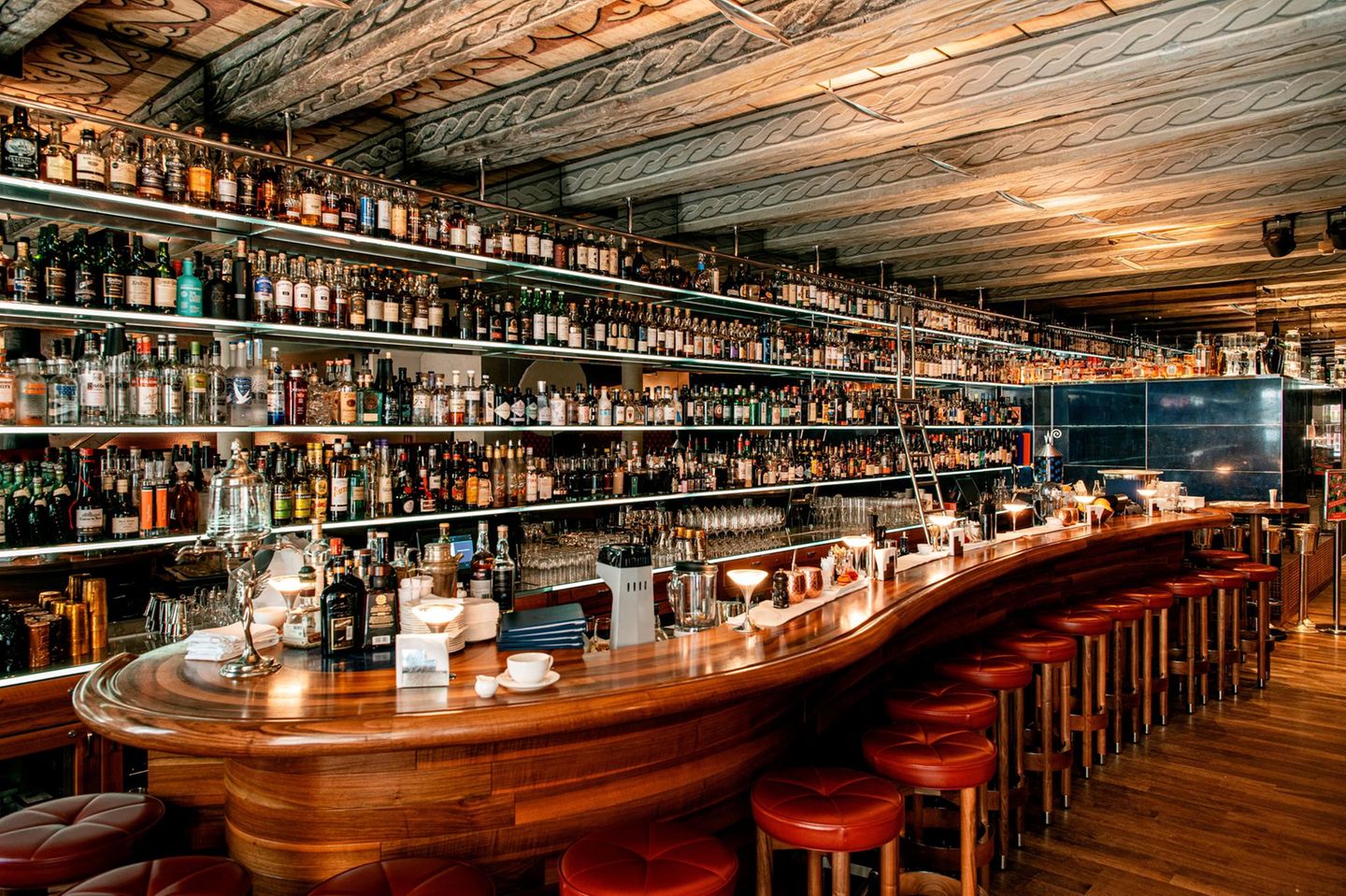 Hinter der langen Holztheke der „Widder Bar“ haben die Gäste die Qual der Wahl – etwa zwischen 650 Whiskysorten