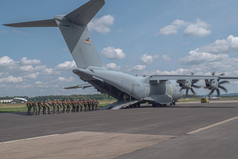 Der Flugzeugbauer stellt auch Rüstungsgüter her – wie etwa den Militärtransporter A400M oder Kampfflugzeuge sowie Satellitensysteme. Airbus ist am Eurofighter-Konsortium beteiligt. Im Satelliten-Geschäft sucht Airbus die Kooperation mit europäischen Unternehmen wie der französischen Thales und der italienischen Leonardo. Airbus hat im vergangenen Jahr – inklusive der zivilen Produkte – einen Umsatz von 69,2 Mrd. Euro erwirtschaftet.