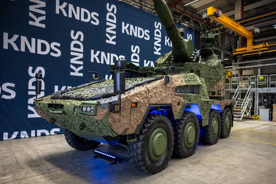 Der deutsch-französische Konzern ging 2015 aus dem deutschen „Leopard 2“-Panzerhersteller Krauss-Maffei Wegmann (KMW) und der französischen Rüstungskonzern Nexter hervor. KNDS ist an dem Panzergetriebe-Hersteller Renk beteiligt.