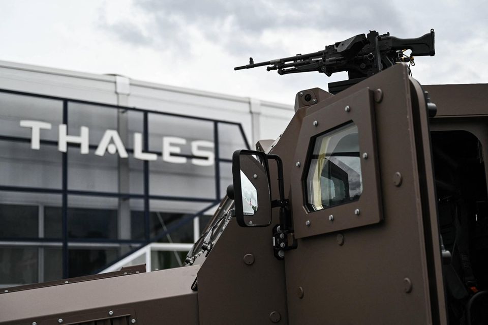 Der französische Rüstungs- und Technologiekonzern ist unter anderem in der Militärtechnik aktiv. Er unterhält Gemeinschaftsunternehmen unter anderem mit Leonardo – und spricht auch mit Airbus. Anteilseigner ist auch der französische Staat sowie das Rüstungsunternehmen Dassault. Thales hat 2024 einen Jahresumsatz von 20,5 Mrd. Euro eingefahren. Im Verteidigungsgeschäft summierten sich die Auftragseingänge auf 14,7 Mrd. Euro. Zusammen mit Rheinmetall und KNDS arbeitet am MGCS (Main Ground Combat System), einem deutsch-französischen Rüstungsprogramm, das darauf abzielt, bis 2040 die Kampfpanzer Leopard 2 und Leclerc durch ein Bodenkampfsystem ersetzen zu können.