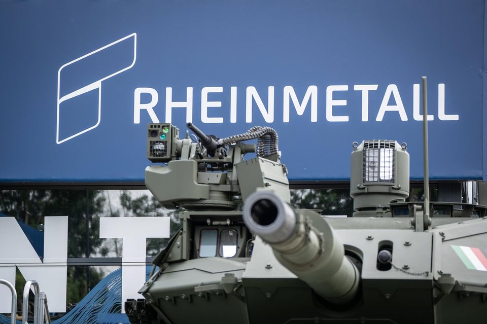 Der Düsseldorfer Konzern ist der größte Munitionsproduzent in Europa. Er stellt aber auch Kampfpanzer wie den Panther her und produziert Teile für den Leopard, auch Drohnen und Flugabwehrsysteme entstehen bei Rheinmetall. Die Düsseldorfer fuhren 2023 einen Umsatz von 7,2 Mrd. Euro ein, 2024 sollen es rund 10 Mrd. Euro sein.