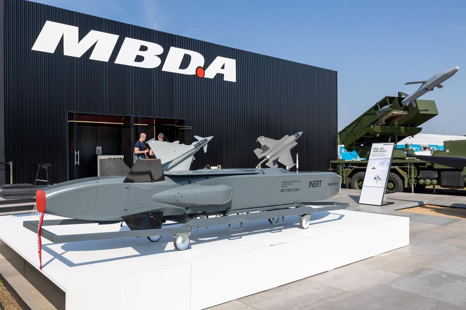Der Hersteller der deutschen „Taurus“-Marschflugkörper ist ein Gemeinschaftsunternehmen von Airbus, BAE Systems und Leonardo. Von MBDA stammen auch die „Taurus“-Schwestermodelle „Scalp“ in Frankreich und „Storm Shadow“ in Großbritannien. In Zusammenarbeit mit seinem US-Partner Raytheon plant MBDA auch die Produktion von Patriot-Komponenten.