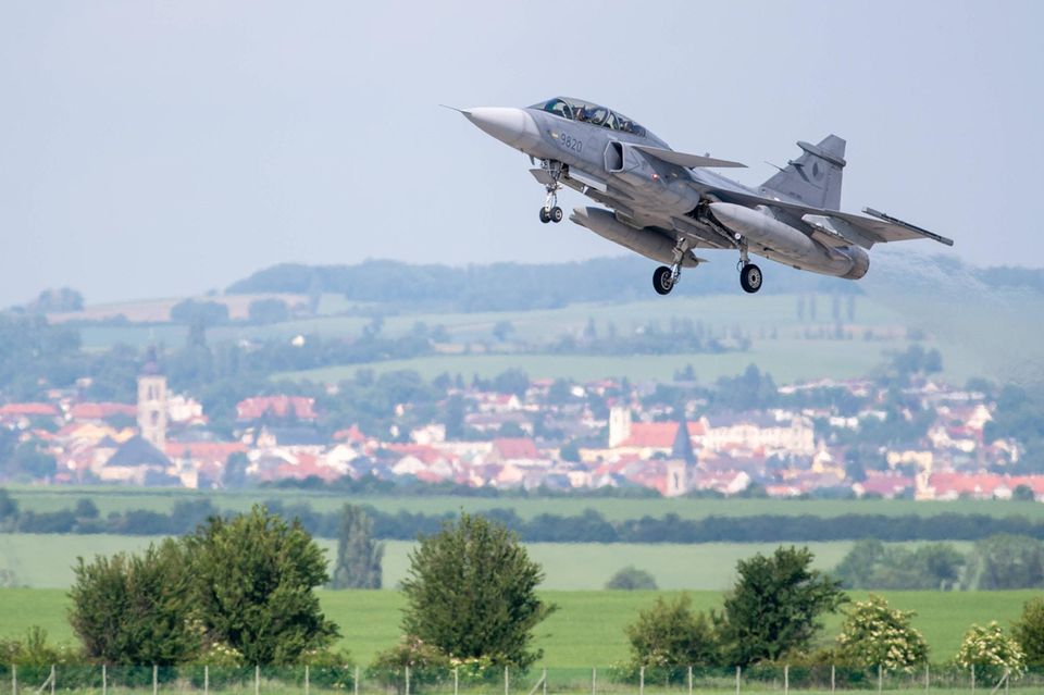 Der schwedische Luftfahrt- und Rüstungskonzern ist vor allem für seinen Kampfjet JAS 39 Gripen bekannt. Neben Kampfflugzeugen produziert Saab ein breites Spektrum an Verteidigungstechnologien, darunter Radaranlagen, Überwachungssysteme, U-Boot-Technologie und Waffensysteme wie die tragbare Panzerabwehrwaffe AT4. Saab machte 2024 einen Umsatz von 63,75 Mrd. Schwedischen Kronen (umgerechnet 5,8 Mrd. Euro).