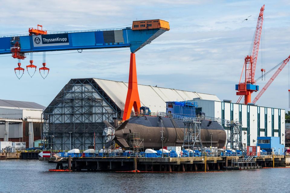 Die Marinetochter von Thyssenkrupp baut unter anderem U-Boote und Fregatten. Thyssenkrupp Marine Systems beschäftigt rund 8000 Mitarbeiter auf den drei Werften Kiel, Wismar und Itajai in Brasilien. Der Auftragsbestand von Marine Systems kletterte zuletzt auf mehr als 16 Mrd. Euro. Thyssenkrupp arbeitet an einer Abspaltung der Sparte. 