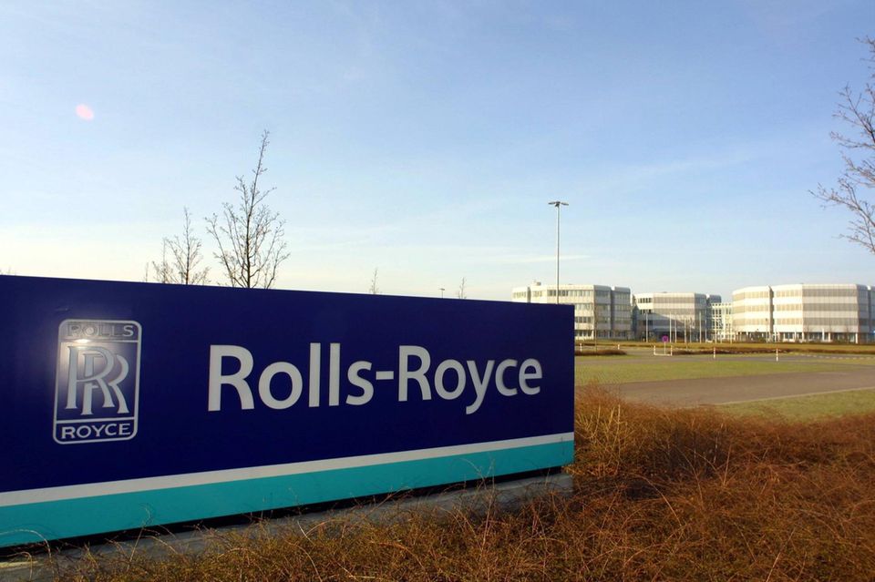 Der britische Großkonzern ist nicht mit dem gleichnamigen Luxusautohersteller zu verwechseln, sondern hat sich als einer der führenden Hersteller von Flugzeugtriebwerken weltweit etabliert. Rolls-Royce-Triebwerke werden beispielsweise in der amerikanischen F-35 verbaut. Das Unternehmen stellt zudem Nuklearreaktoren für britische U-Boote her und wird diese Technologie auch für neue australische U-Boote liefern. Die Verteidigungssparte erwirtschaftete 2024 einen Umsatz von 4,5 Mrd. Pfund. Neben dem Militärgeschäft ist der Konzern auch im zivilen Luftfahrtsektor, in der Schifffahrt und im Energiesektor tätig.