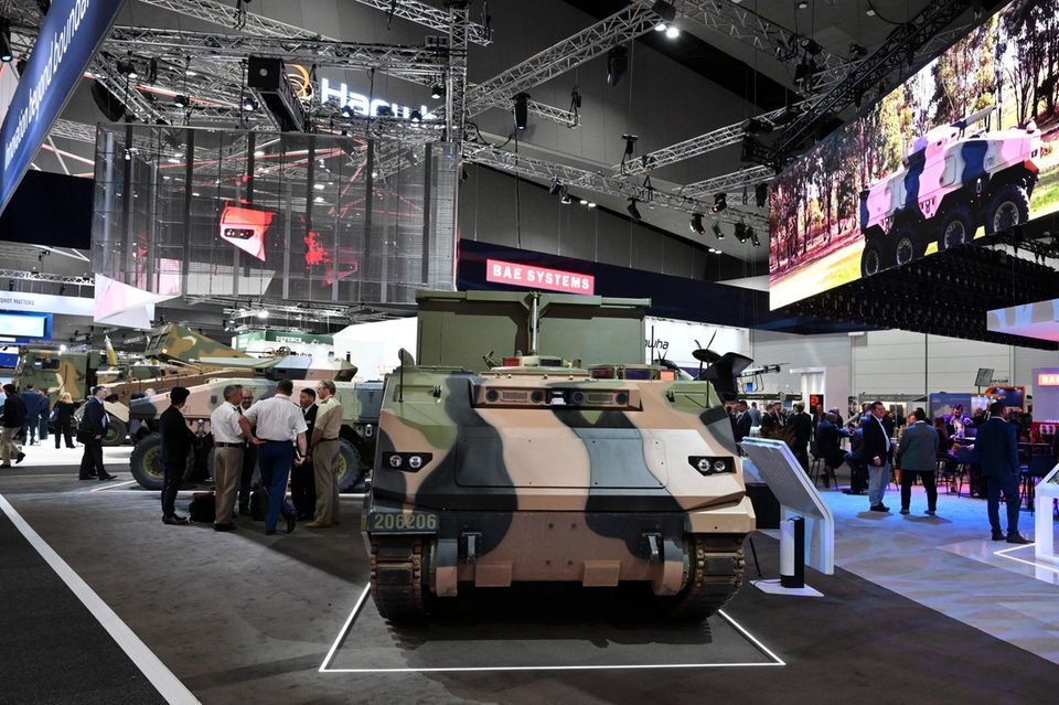 Das britische Konglomerat ist der größte Rüstungskonzern Europas. BAE Systems baut Waffensysteme für Landstreitkräfte, Marine und die Luftwaffe. Der Auftragsbestand summierte sich Anfang 2025 auf 77,8 Mrd. Pfund (umgerechnet 92 Mrd. Euro), der Jahresumsatz lag zuletzt bei 28,3 Mrd. Pfund. Größte Absatzmärkte für BAE sind die USA, Saudi-Arabien und Europa.