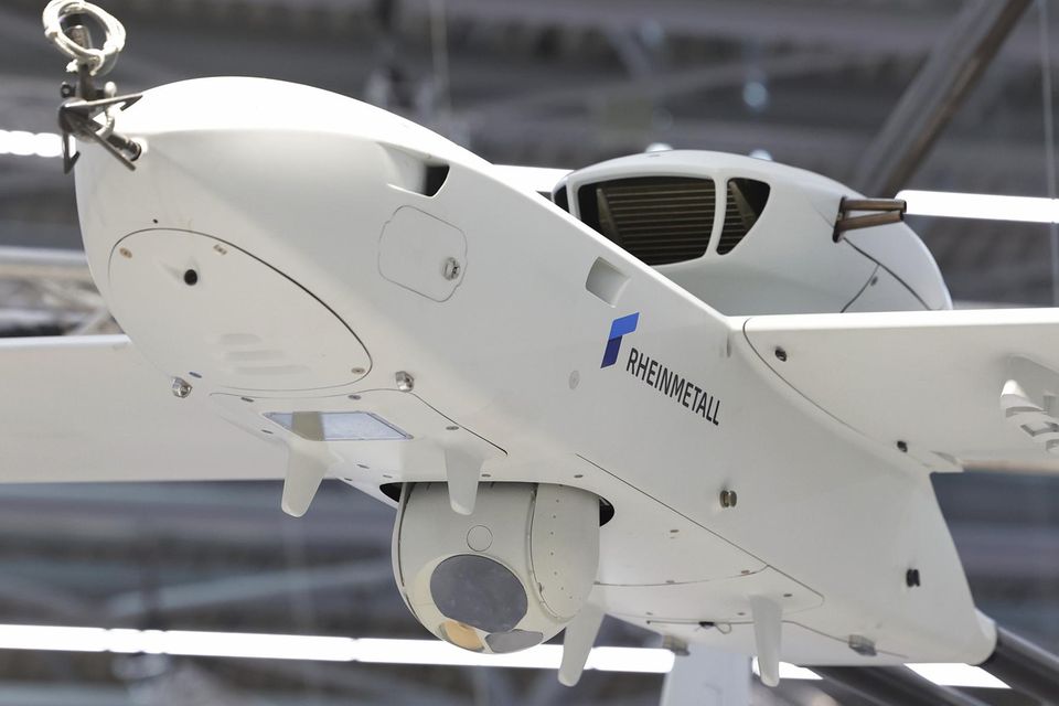 Eine Aufklärungsdrohne der Düsseldorfer Firma Rheinmetall wird auf der Messe in Düsseldorf gezeigt