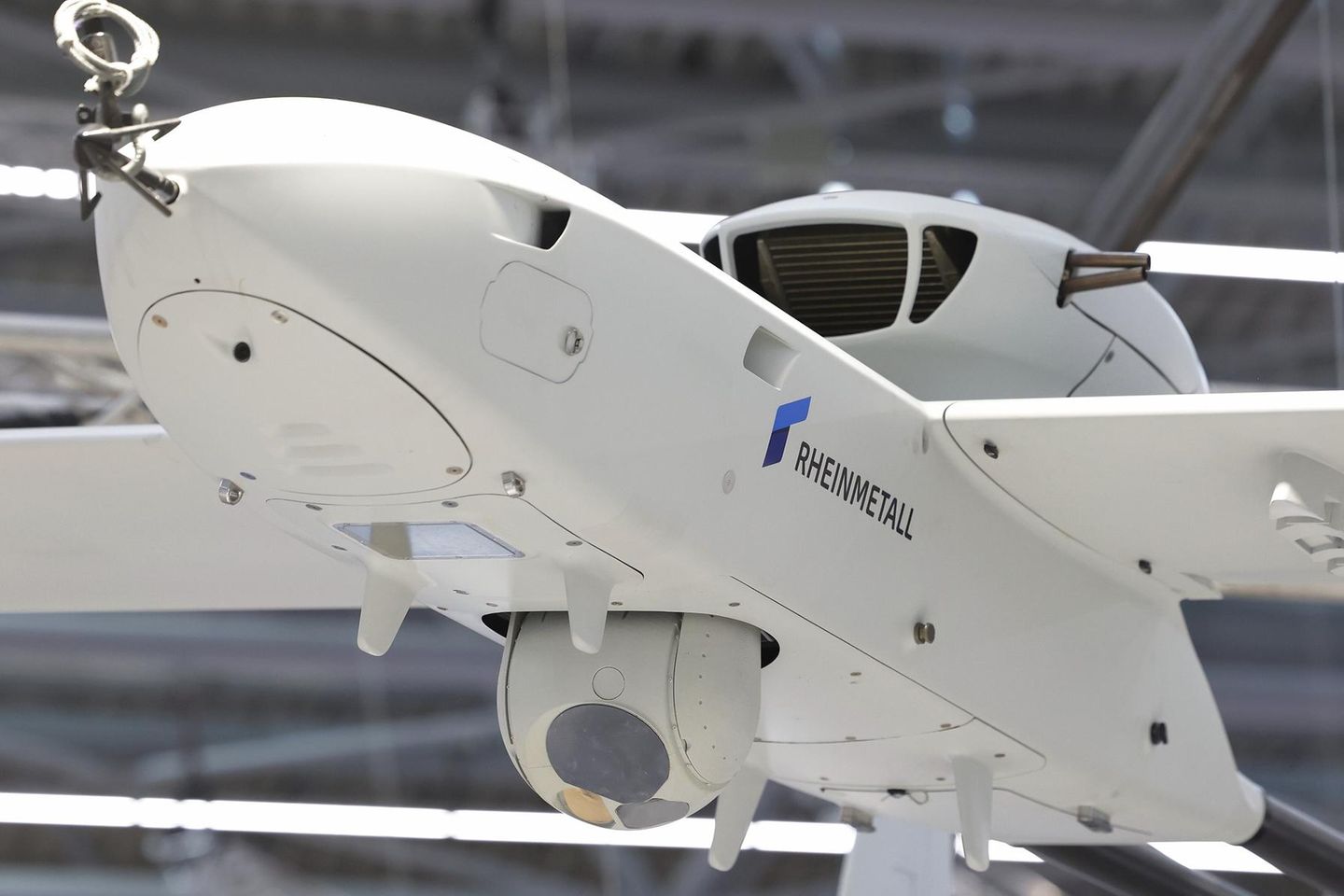 Eine Aufklärungsdrohne der Düsseldorfer Firma Rheinmetall wird auf der Messe in Düsseldorf gezeigt