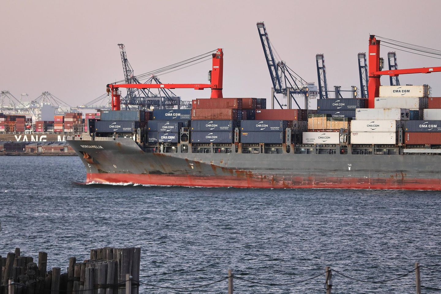 New Yorker Hafen mit Containerschiff