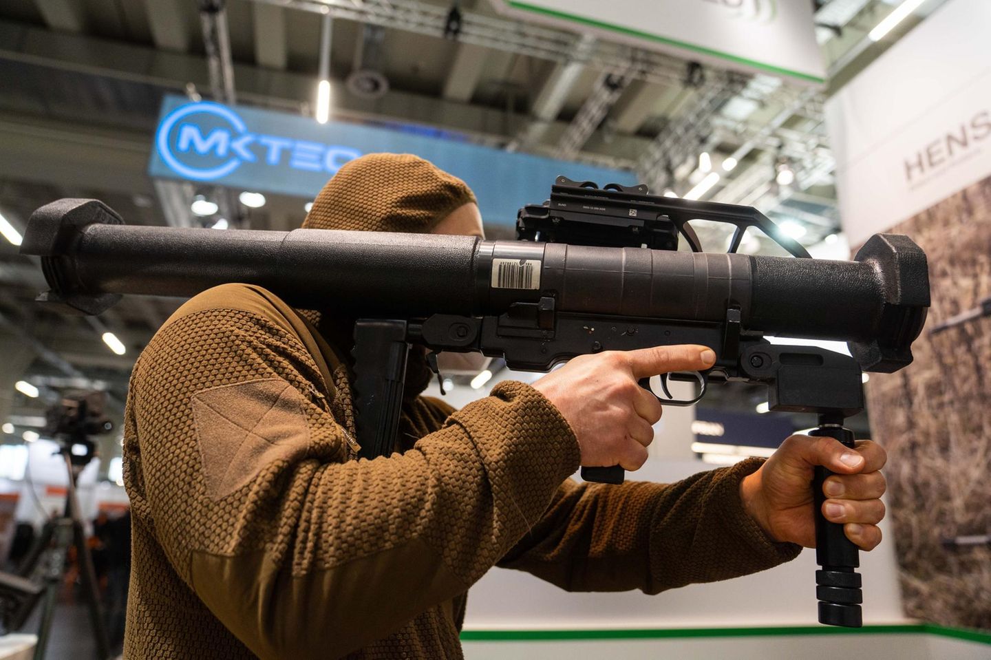 Ein Mann hält am Stand der Hensoldt AG die Panzerfaust 3 der Firma Dynamit Nobel Defence GmbH