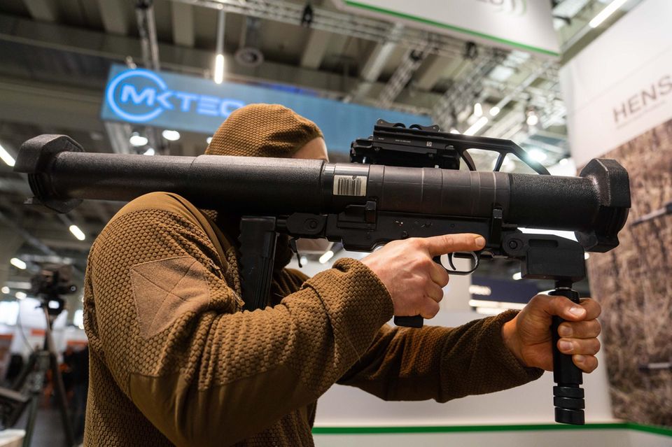 Ein Mann hält am Stand der Hensoldt AG die Panzerfaust 3 der Firma Dynamit Nobel Defence GmbH