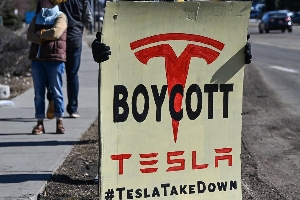 Der Autobauer Tesla sieht sich mit Boykott-Aufrufen konfrontiert