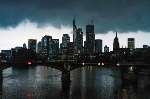 Die Skyline von Frankfurt mit dunklen Wolken