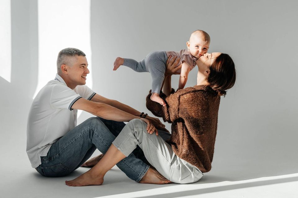 Eltern spielen mit ihrem Baby