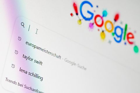 Die klassische Google-Suche wirft eine Liste von Links aus. Mit KI soll es nun auch thematische Zusammenfassungen geben.