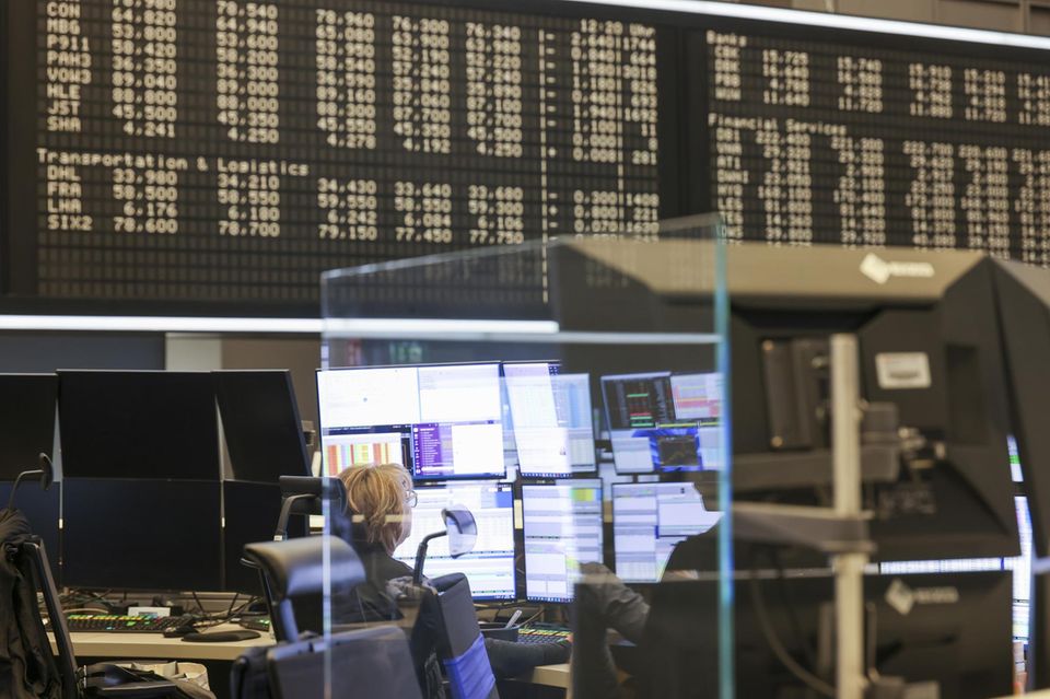 Eine Händlerin arbeitet im Handelssaal der Frankfurter Börse