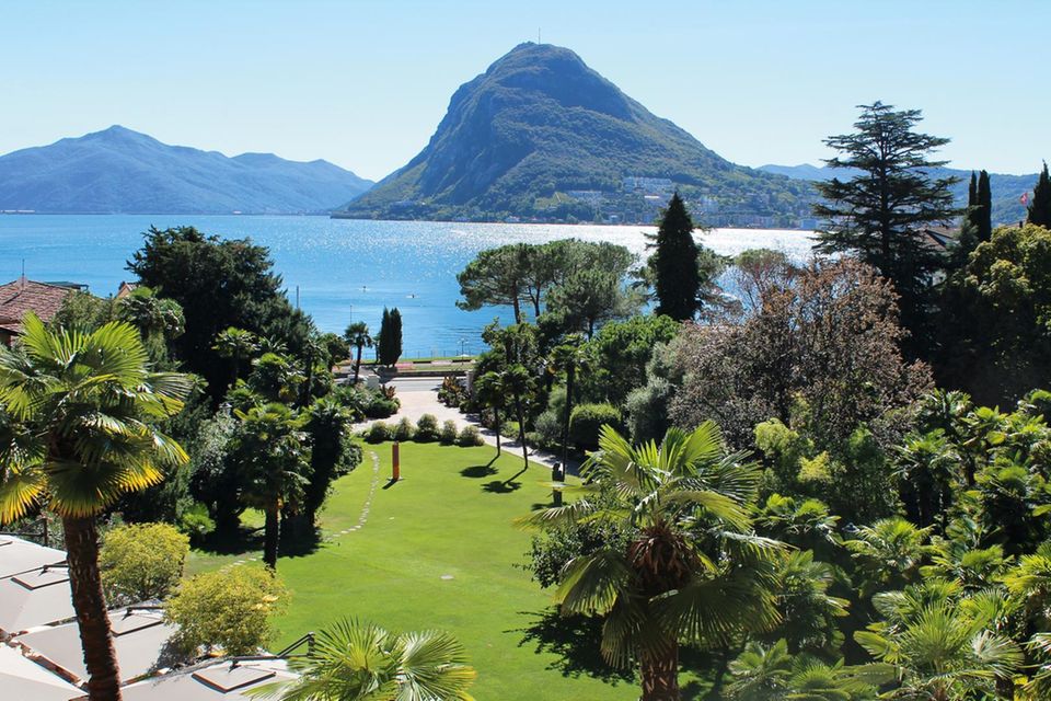 Der grandiose Ausblick von meinem Balkon auf den Park, den See und die Berge