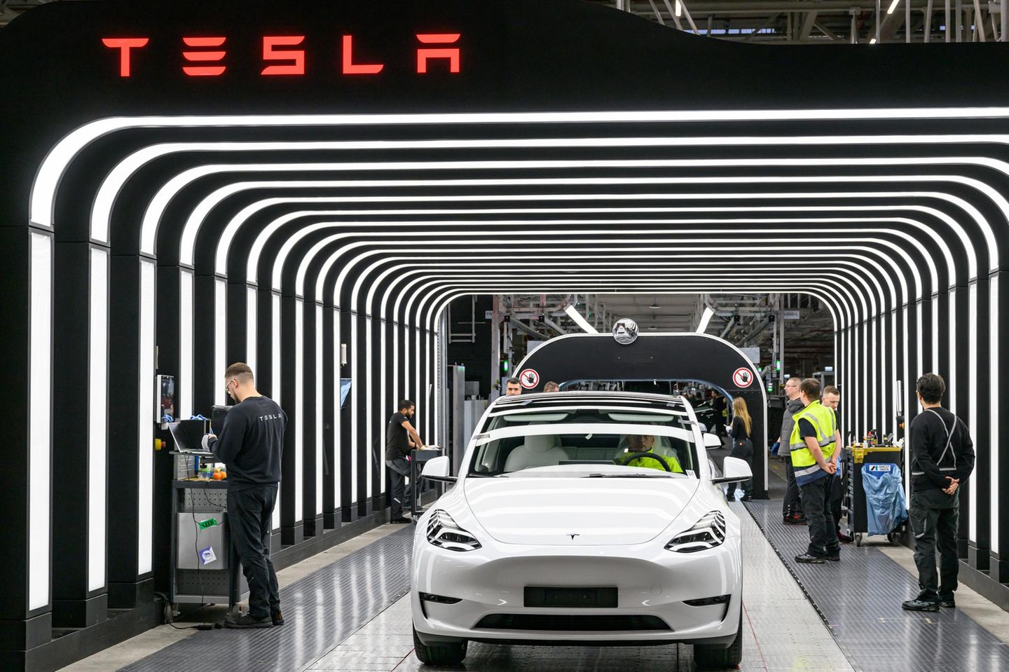 Mitarbeiter führen die Endkontrolle der Produktion von Elektrofahrzeugen des Typs Tesla Model Y durch
