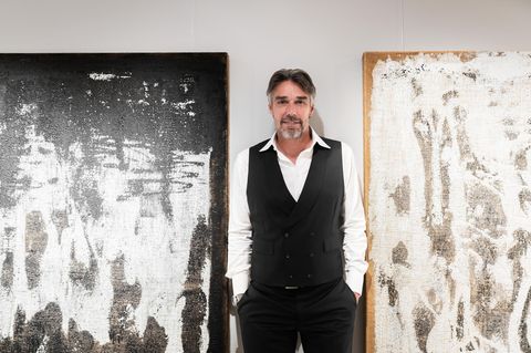 Michael Stich, Künstler und ehemaliger Tennisspieler, vor seinen Gemälden