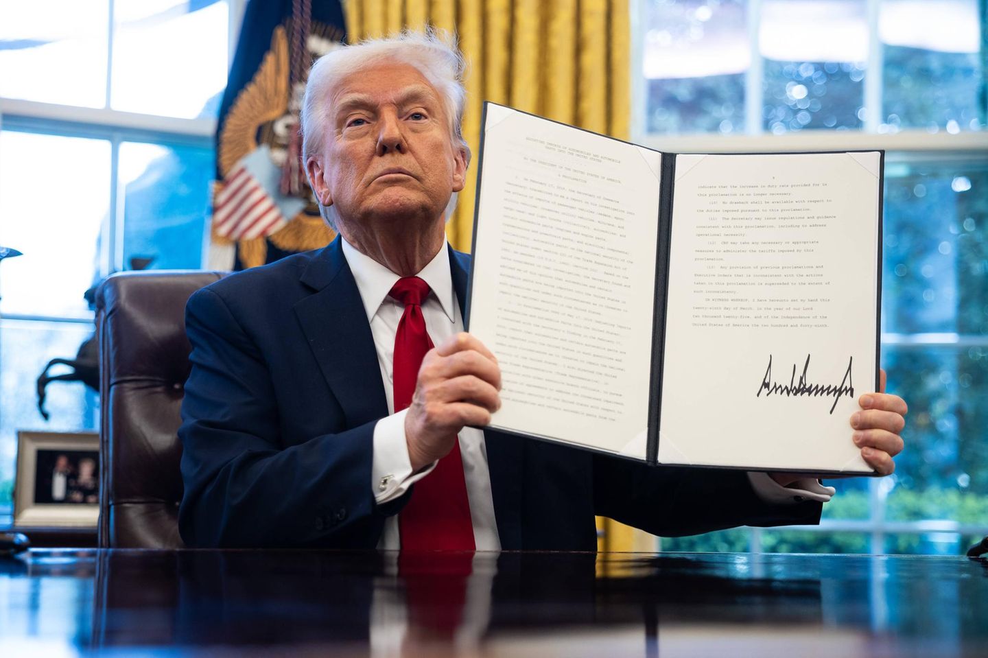 US-Präsident Trump hält ein von ihm unterzeichnetes Dekret in die Kameras