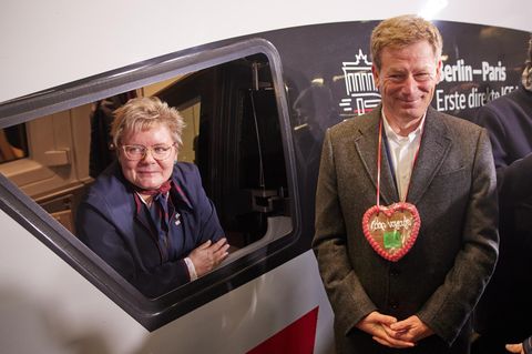 Bahnchef Richard Lutz mit einer ICE-Lokführerin