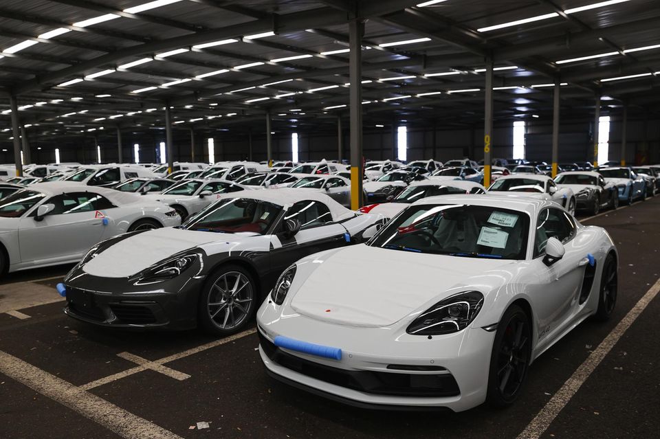 Porsche-Autos warten in Bremerhaven auf ihre Verschiffung