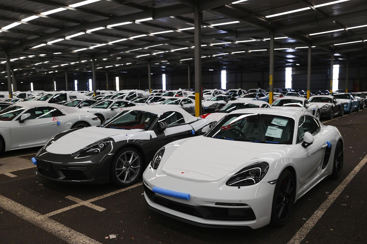 Porsche-Autos warten in Bremerhaven auf ihre Verschiffung