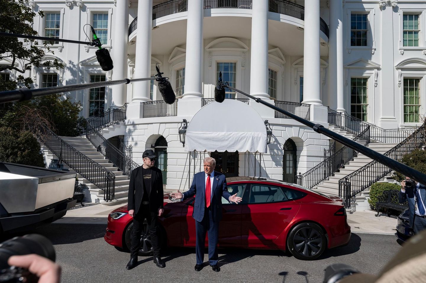 US-Präsident Donald Trump macht vor dem Weißen Haus Werbung für den Kauf amerikanischer Elektroautos der Marke Tesla.