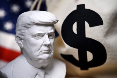 US-Präsident Trump will mit Zöllen Produktion zurück ins Land holen. Für Trump zählt dabei offenbar nur physische Produktion. Die EU nimmt nun die US-Dienstleistungen ins Visier, wo die USA Nettoexporteur sind. 