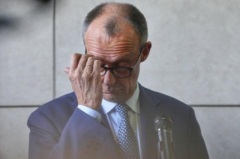 Friedrich Merz kratzt sich mit der Hand an der Stirn