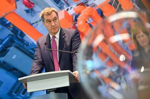 Markus Söder (Ministerpraesident Bayern und CSU Vorsitzender), vor einem Hintergrund Bild des Kernfusion-Reaktors.