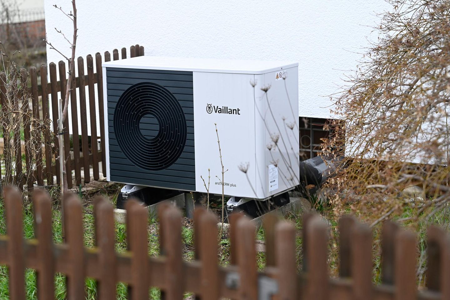 Eine Wärmepumpe von Vaillant steht vor einem Haus