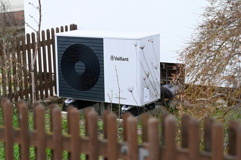 Eine Wärmepumpe von Vaillant steht vor einem Haus