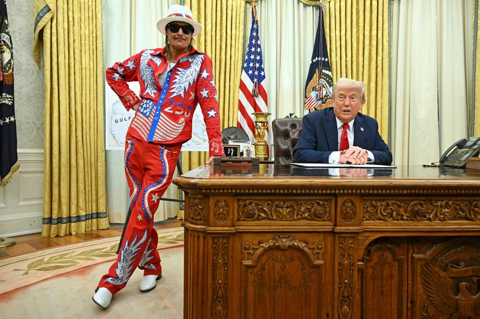 Der Musiker Kid Rock steht im Oval Office am Schreibtisch von Donald Trump