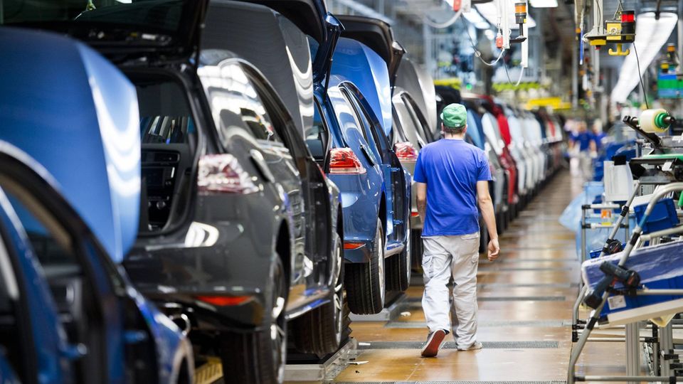 Ein Monteur am Fliessband in der Fertigung im Werk der VW AG Wolfsburg