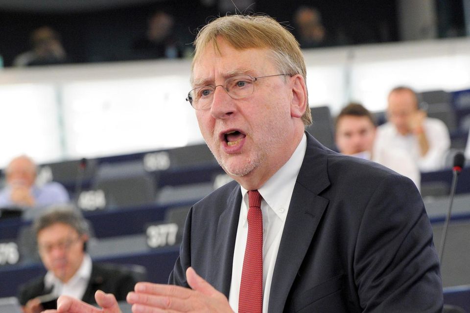 Der EU-Abgeordnete Bernd lange steht im Anzug im Plenumssaal des EU-Parlaments und hält eine Rede